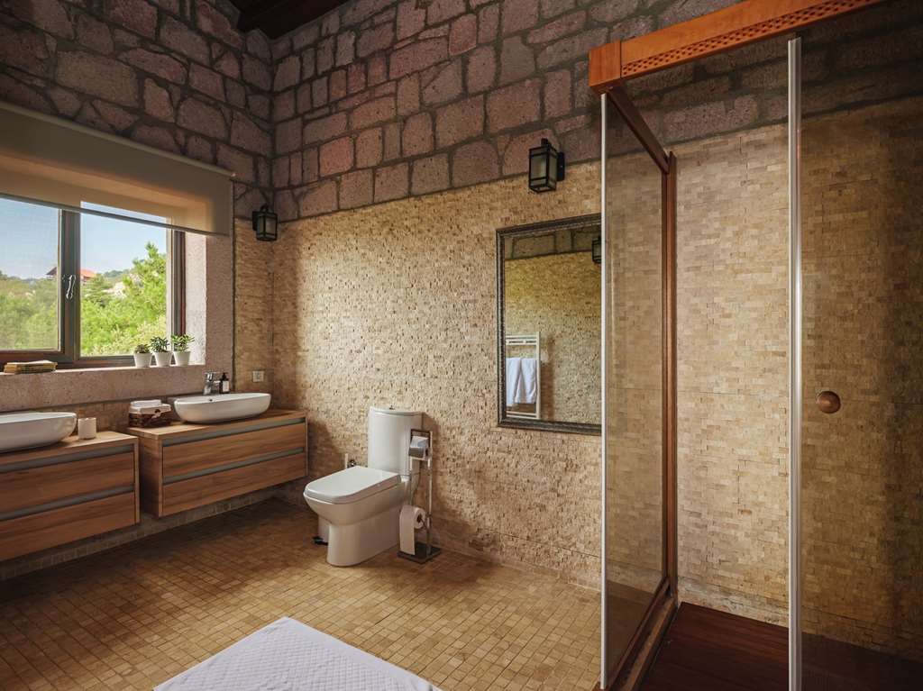SIMURG INN-guestroom-Guest Room,Bathroom,On-Site.jpg