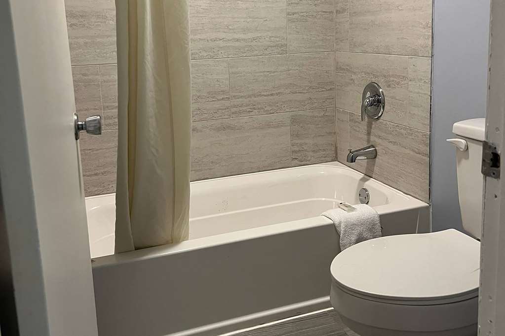 TRAVELODGE BY WYNDHAM CARLISLE NORT-guestroom-Guest Room,Bathroom,On-Site.jpg