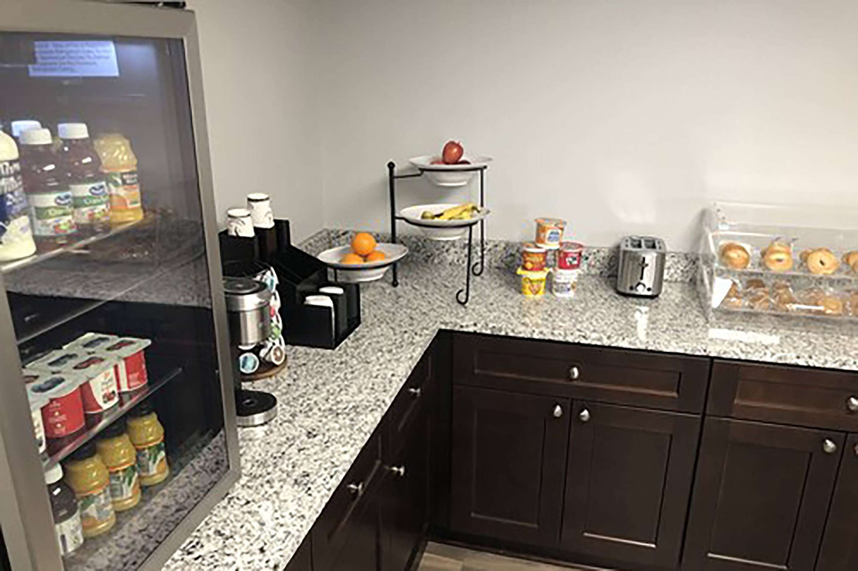 Breakfast Area | Travelodge by Wyndham Lincoln South