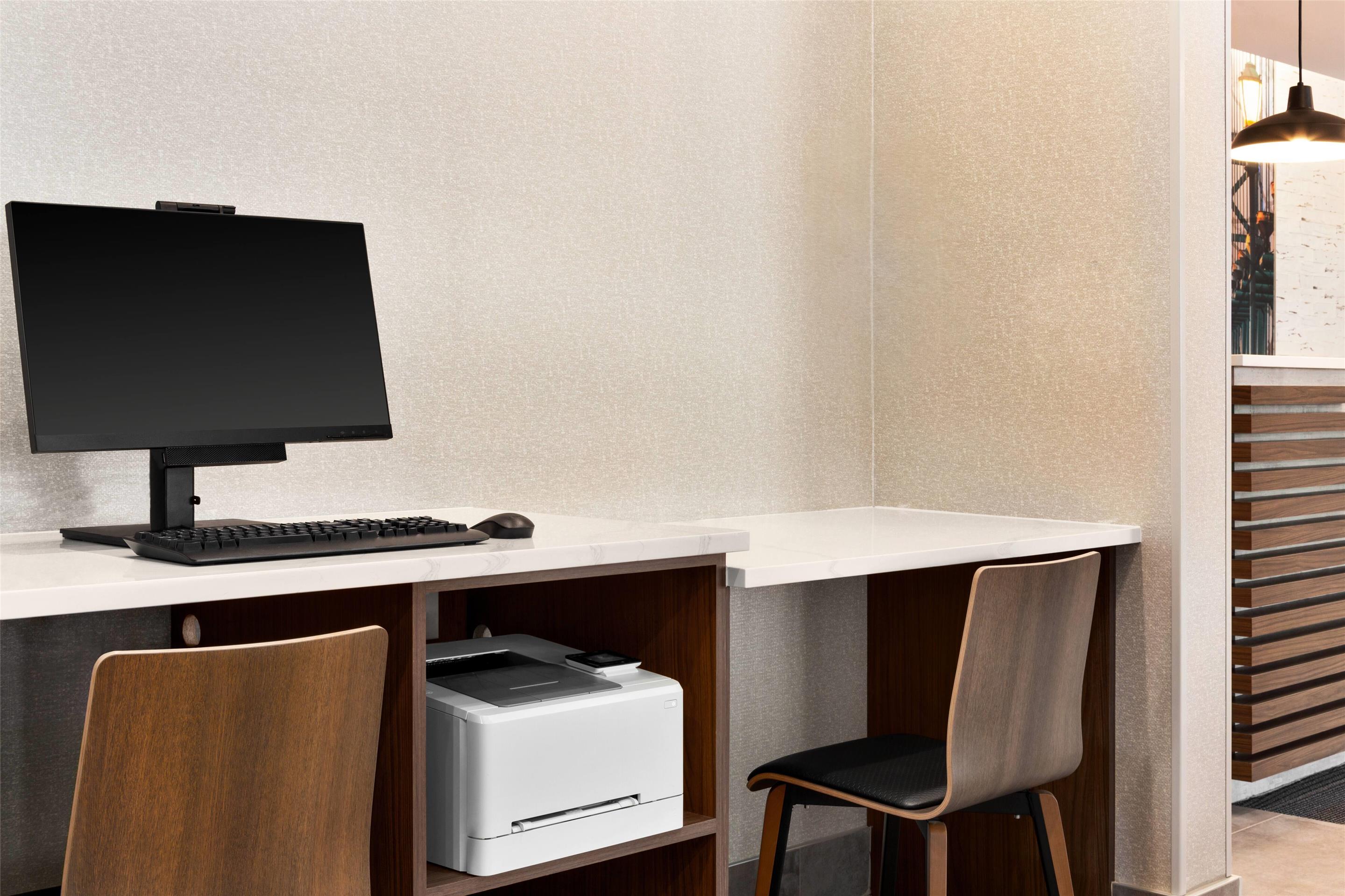 Business Center | La Quinta Inn & Suites By Wyndham Mount Laurel / Moorestown