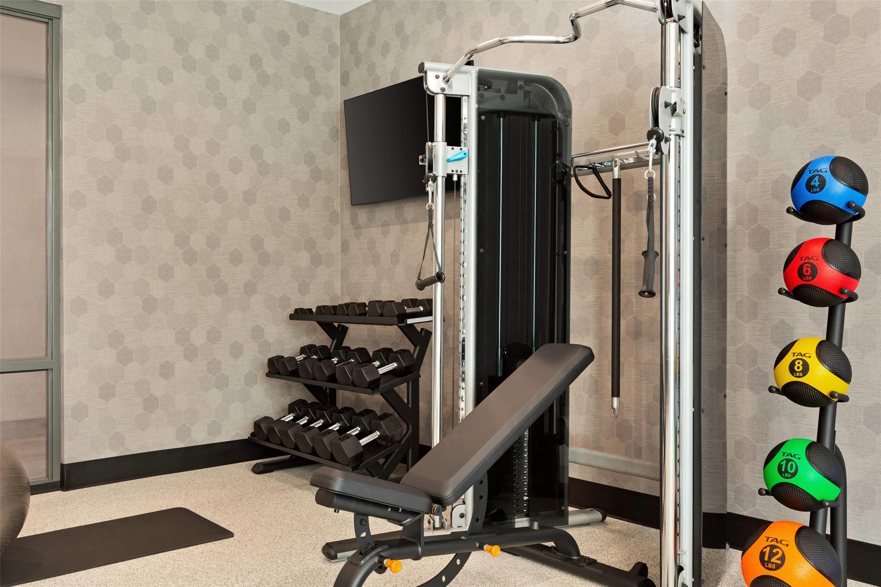 Health club fitness center gym | La Quinta Inn & Suites By Wyndham Mount Laurel / Moorestown