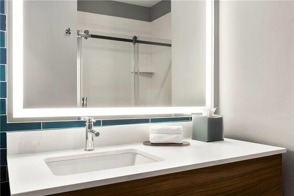 LA QUINTA MOUNT LAUREL-guestroom-Guest Room,Bathroom,On-Site.jpg
