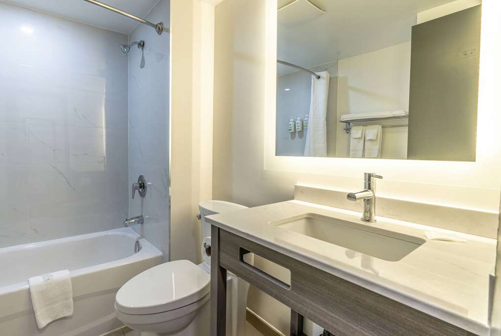 RAMADA BY WYNDHAM KINGSTON-guestroom-Guest Room,Bathroom,On-Site.jpg