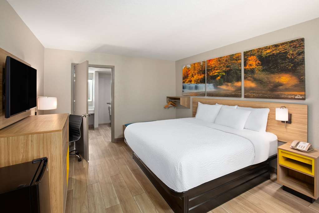 DAYS INN BY WYNDHAM HELEN-guestroom-Guest Room,On-Site.jpg