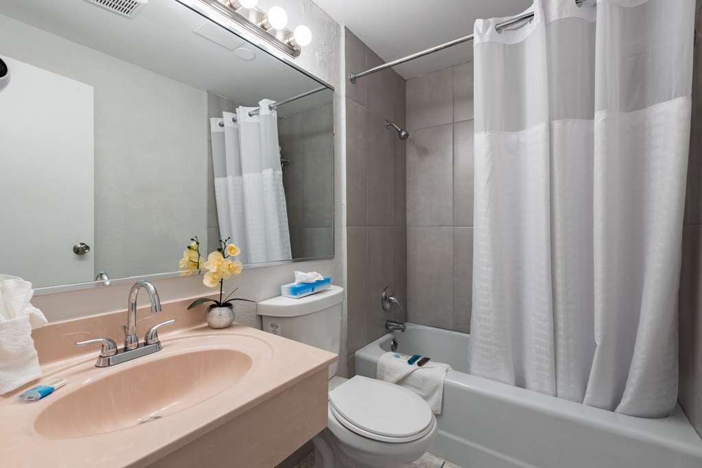 RED ROOF ALTAMONTE SPRINGS-guestroom-Guest Room,Bathroom,On-Site.jpg