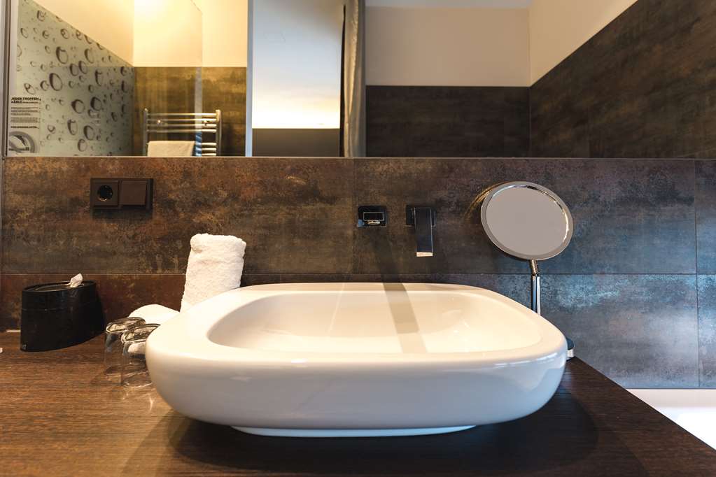 SAKS Urban Design Hotel-guestroom-Guest Room,Bathroom,Tub,Indoor/Interior,On-Site,People,Summer.jpg