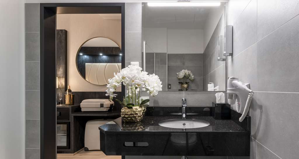 PLAZA INN Wiener Neustadt, BW Signature Collection-guestroom-Guest Room,Bathroom,On-Site.jpg