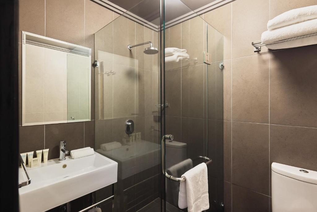 HOTEL DIPLOMAT SYDNEY-guestroom-Guest Room,Bathroom,On-Site.jpg
