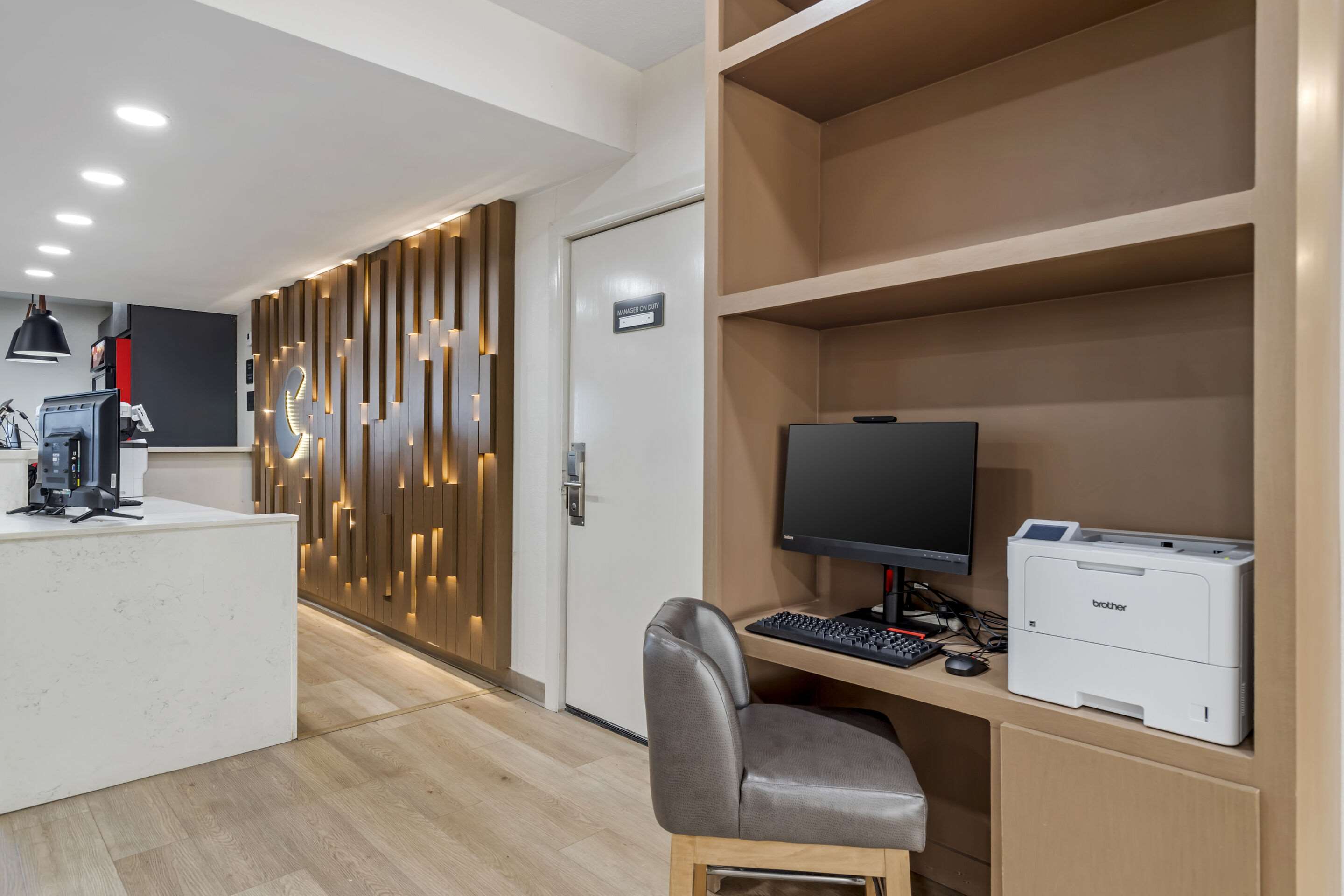 Computer in the lobby | Amerik Suites Laredo at Mall Del Norte