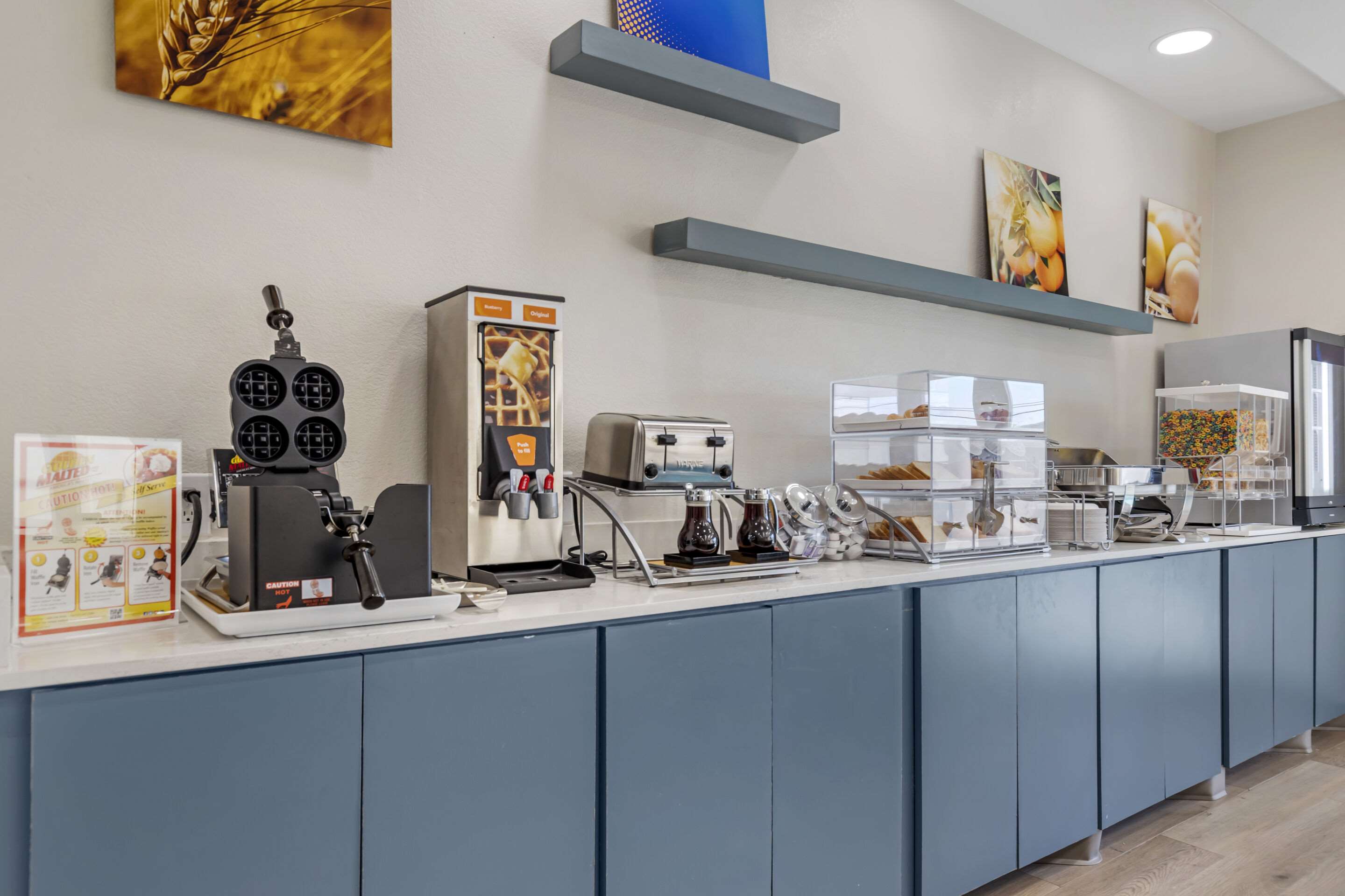 Breakfast area | Amerik Suites Laredo at Mall Del Norte