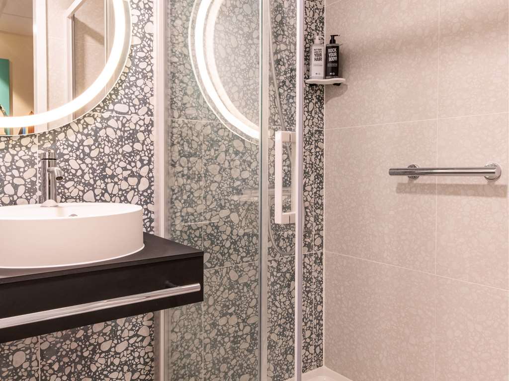 ibis Styles Bredene-guestroom-Guest Room,Bathroom,On-Site.jpg