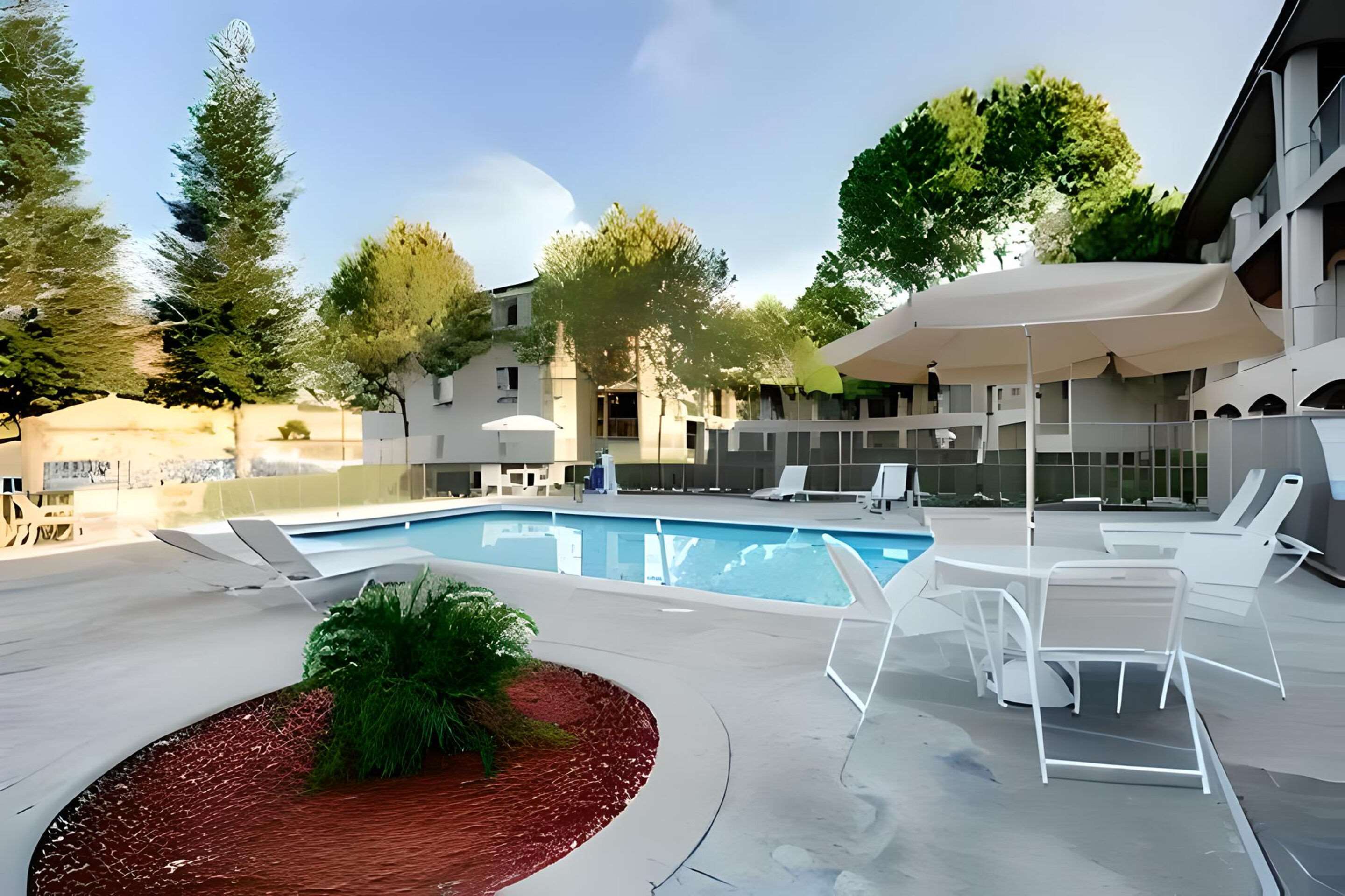 Outdoor pool | Inn At Rohnert Park