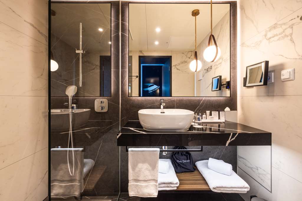 RADISSON BLU HOTEL PORSCHE-guestroom-Guest Room,Bathroom,On-Site.jpg