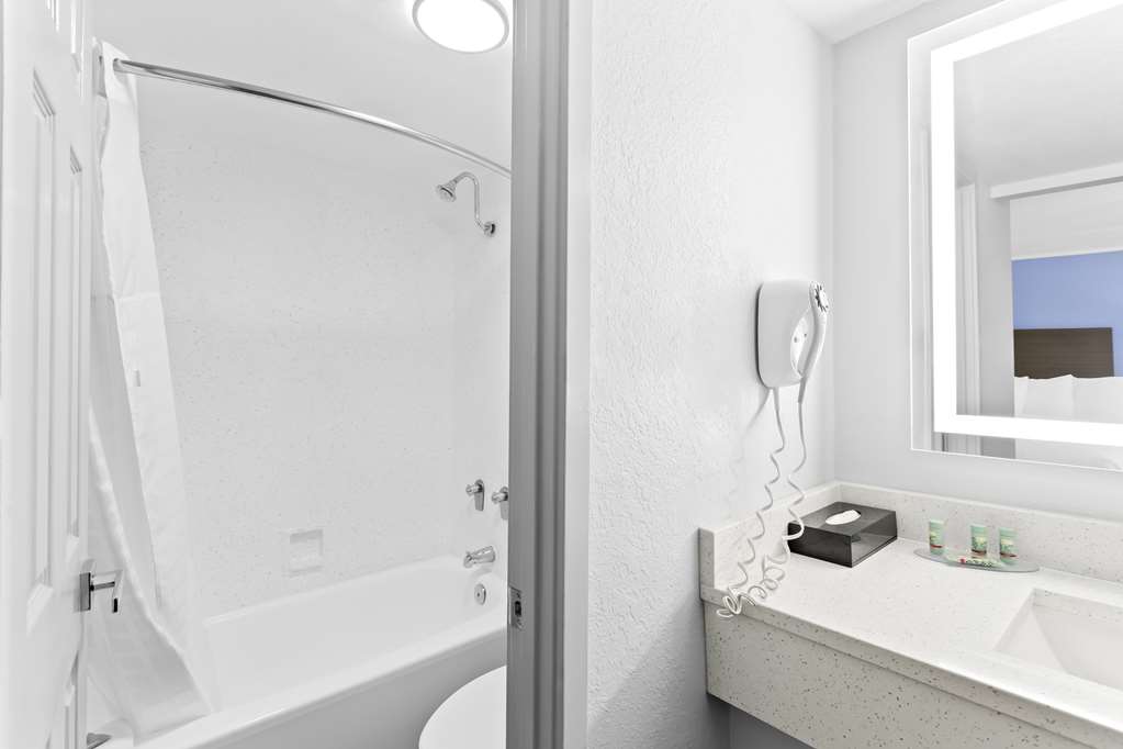 Best Western Schaumburg – O’Hare NW-guestroom-Guest Room,Bathroom,On-Site.jpg
