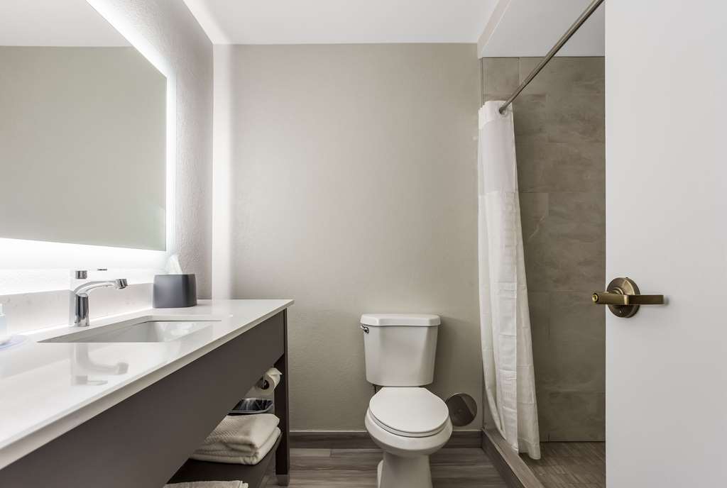 MAINSTAY SUITES BOURBONNAIS - KANKA-guestroom-Guest Room,Bathroom,On-Site.jpg
