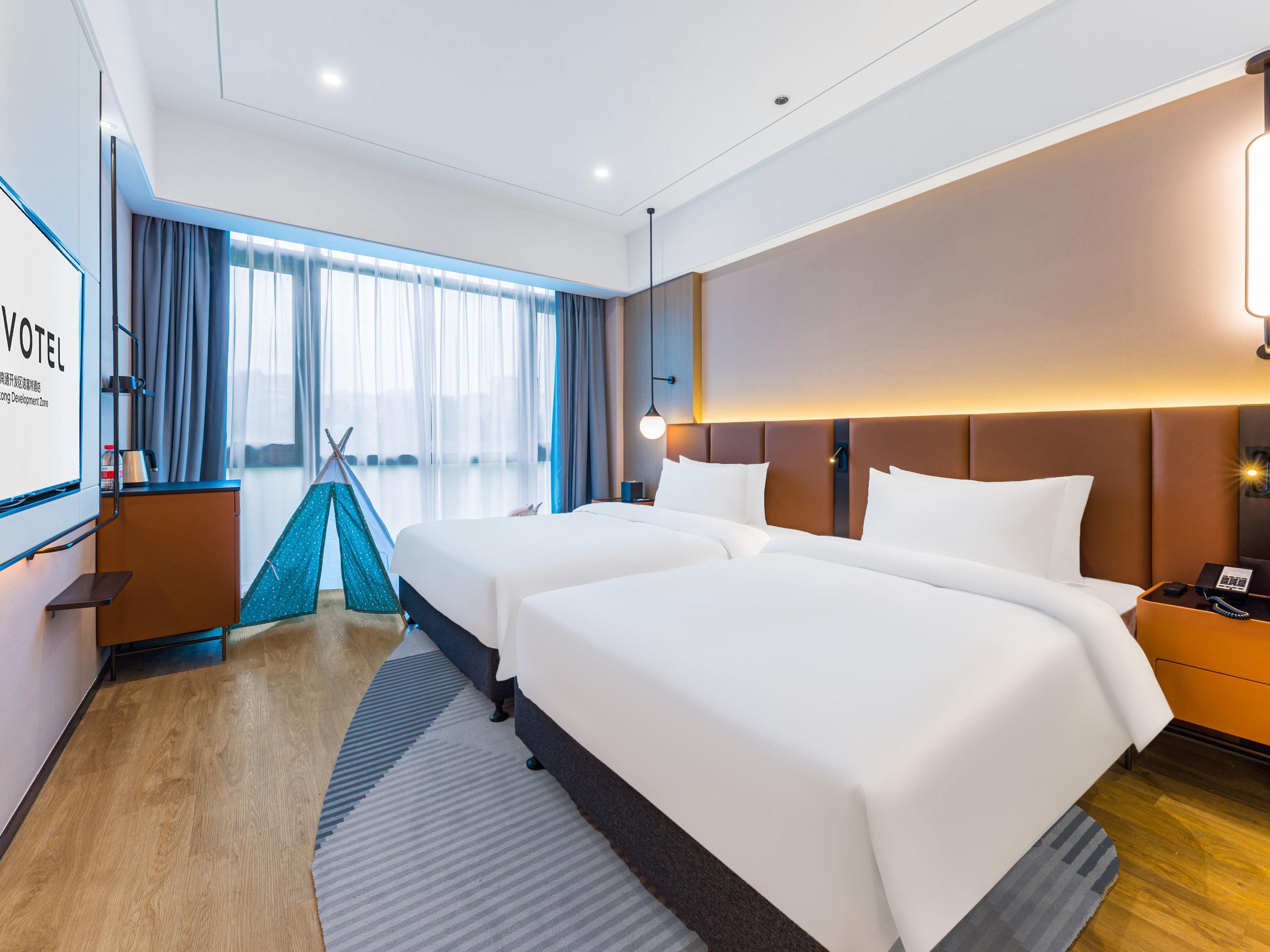 Novotel Nantong Development Zone Room Type - Superior room,Family-1 kingsize bed and 1 single bed
