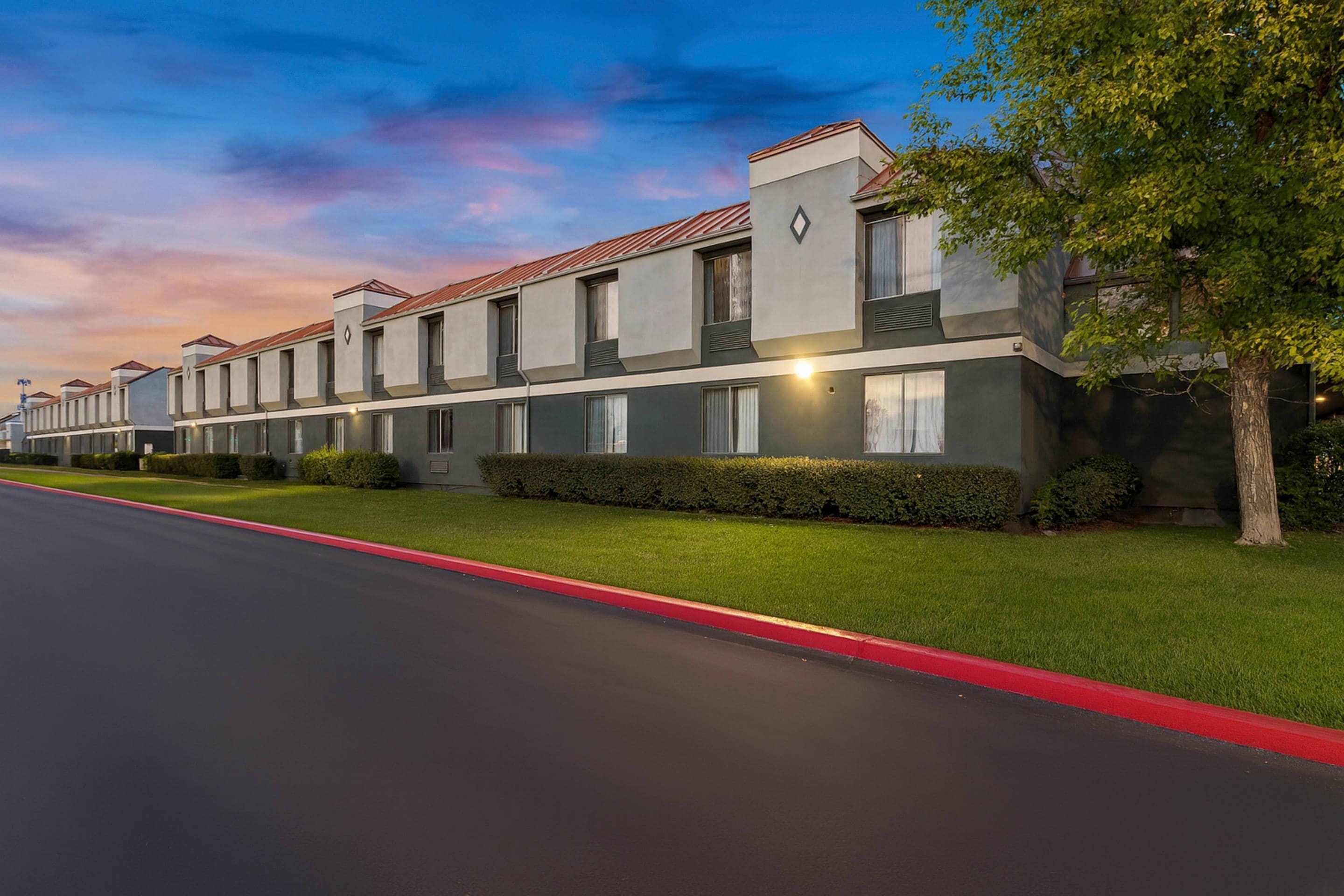 Hotel At Night | Suburban Studios Salt Lake City Airport