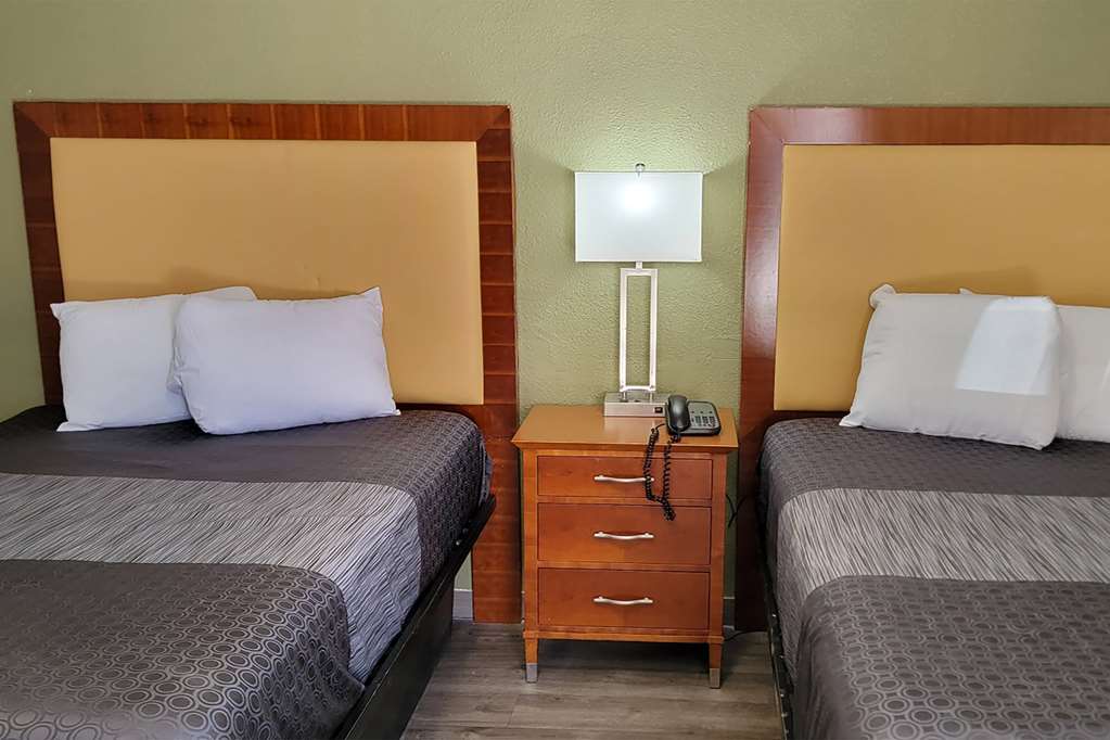 SUPER 8 BY WYNDHAM EL CENTRO NORTH-guestroom-Guest Room,On-Site.jpg