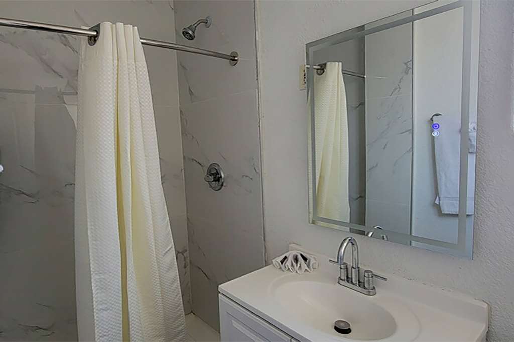 SUPER 8 BY WYNDHAM EL CENTRO NORTH-guestroom-Guest Room,Bathroom,On-Site.jpg