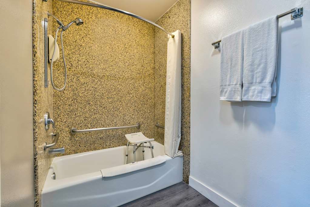 MOTEL 6 SOUTH GATE CA-guestroom-Guest Room,Bathroom,Accessibility,On-Site.jpg