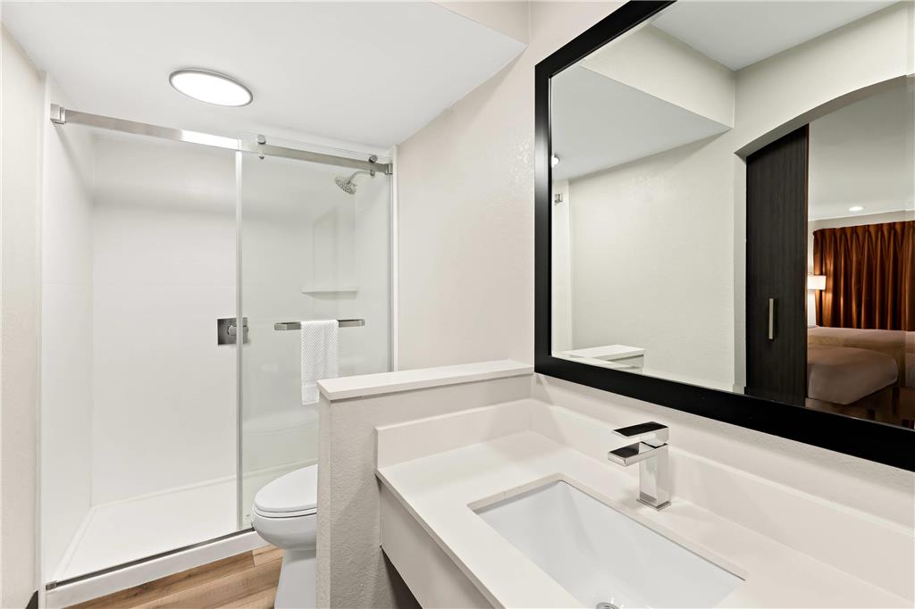 QUALITY INN AND SUITES-guestroom-Guest Room,Bathroom,On-Site.jpg