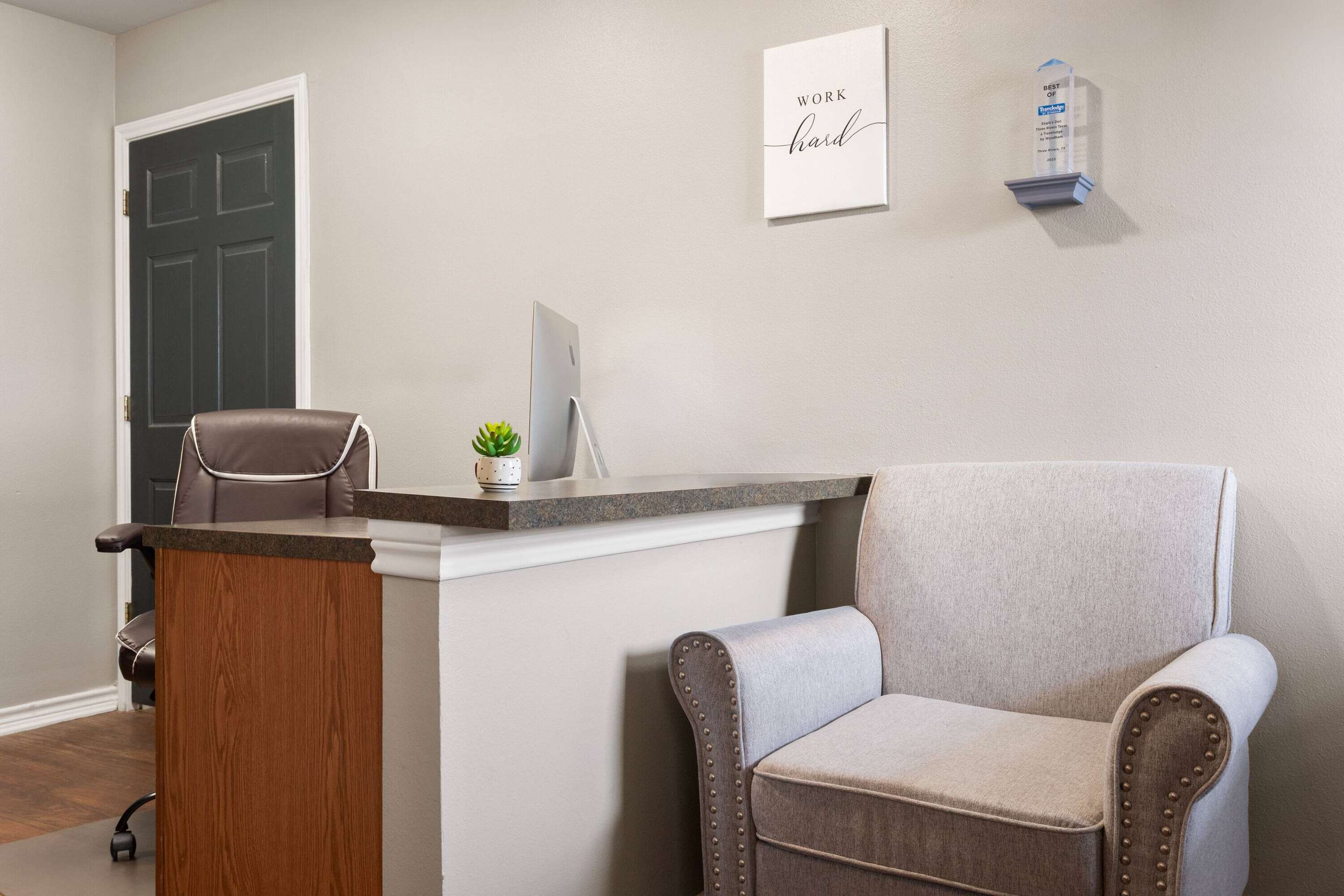 Lobby | Eagle's Den Three Rivers Texas a Travelodge by Wyndham