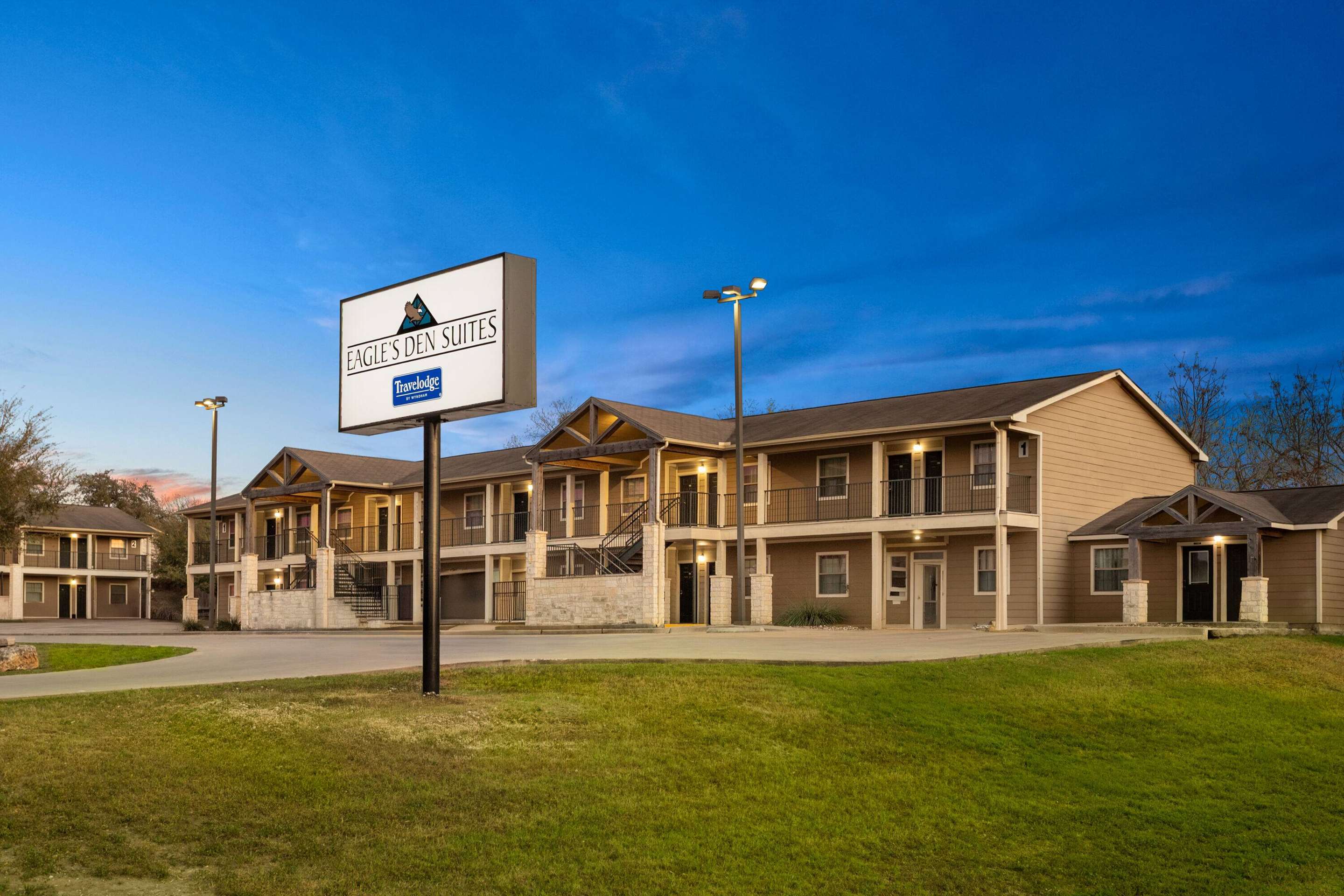 Exterior | Eagle's Den Three Rivers Texas a Travelodge by Wyndham