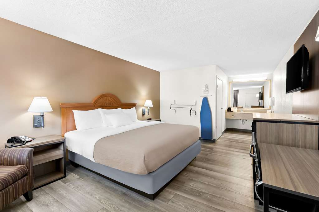 QUALITY INN CLEVELAND AIRPORT-guestroom-Guest Room,On-Site.jpg