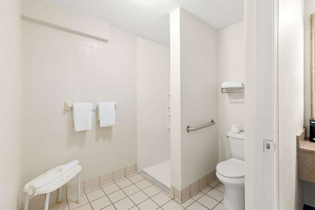 QUALITY INN CLEVELAND AIRPORT-guestroom-Guest Room,Bathroom,On-Site.jpg