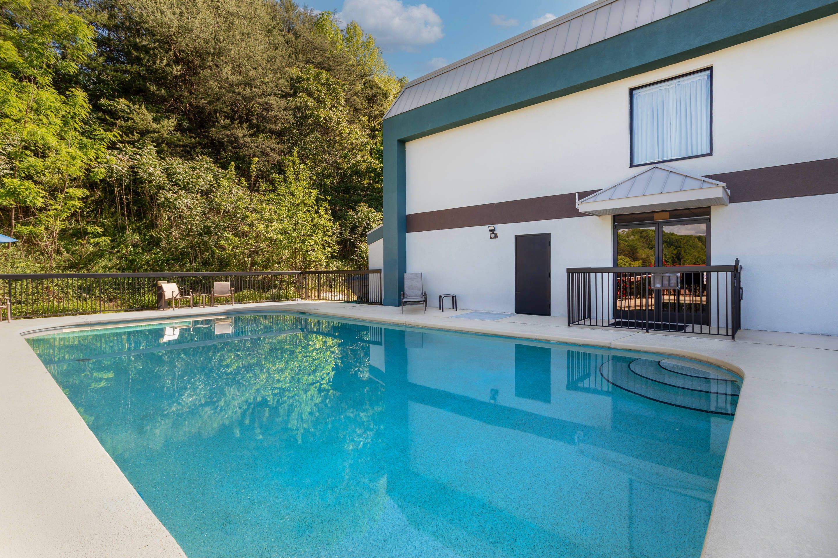 Outdoor pool | Cherokee Inn