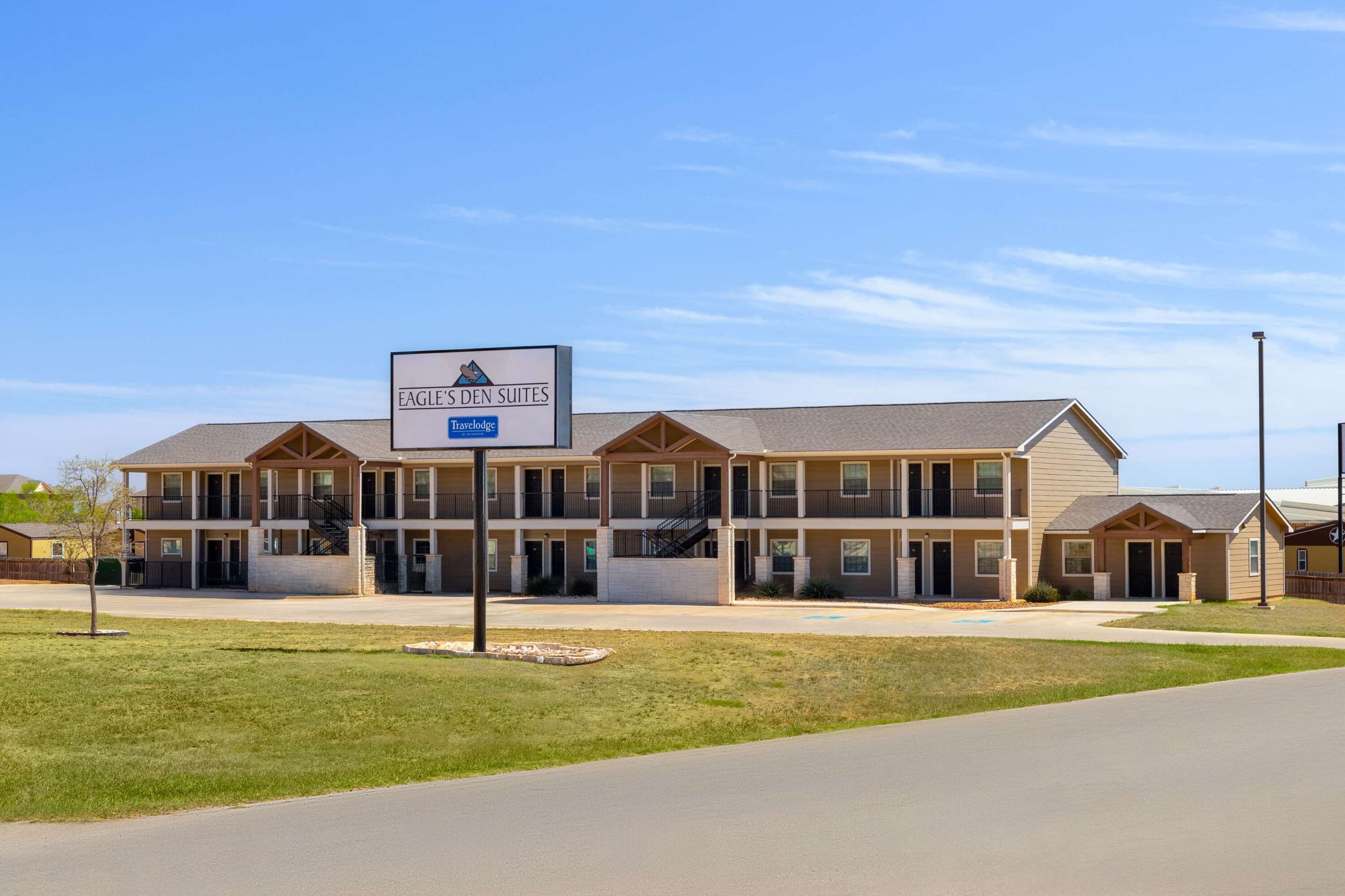 Exterior | Eagle's Den Suites Cotulla a Travelodge by Wyndham
