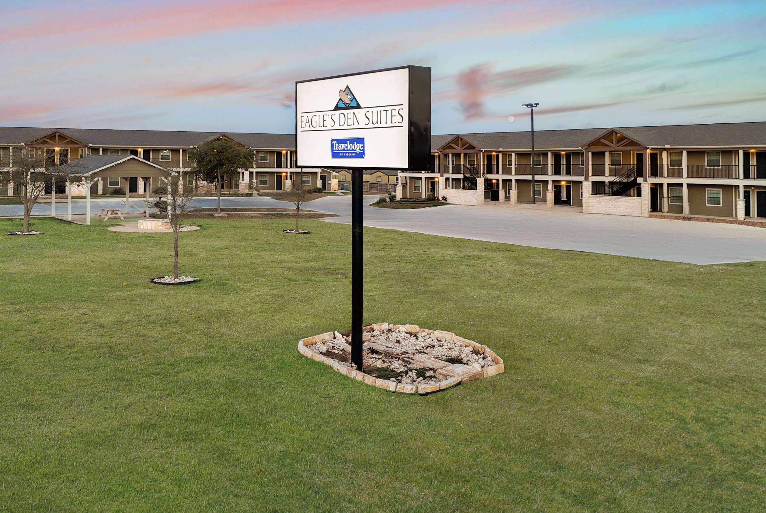 Exterior | Eagle's Den Suites Cotulla a Travelodge by Wyndham
