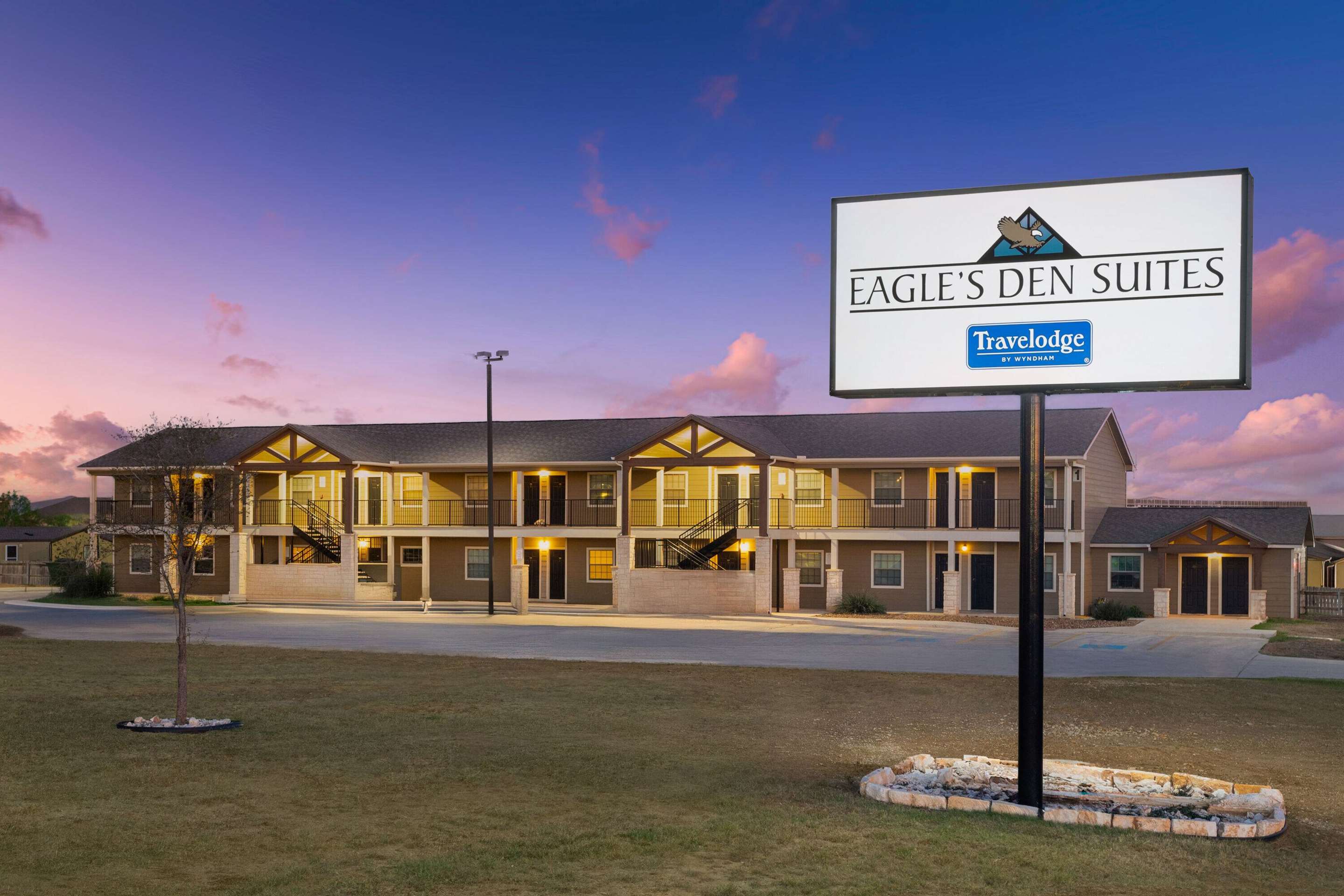 Exterior | Eagle's Den Suites Cotulla a Travelodge by Wyndham
