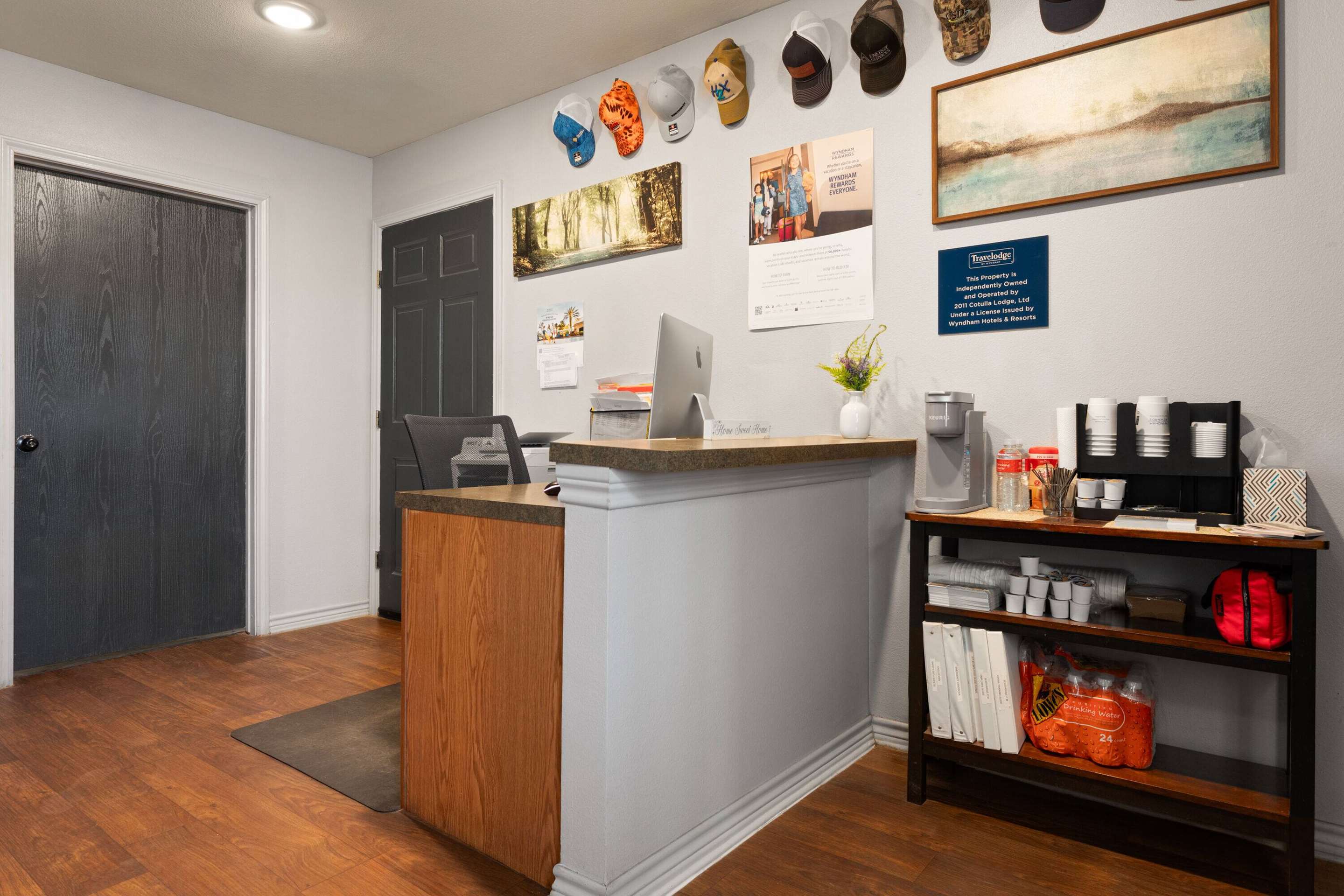 Lobby | Eagle's Den Suites Cotulla a Travelodge by Wyndham