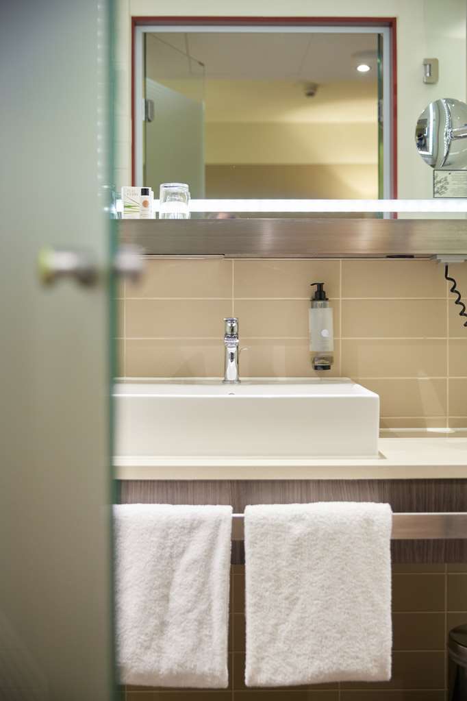 bigBOX ALLGÄU Hotel-guestroom-Guest Room,Bathroom,On-Site.jpg