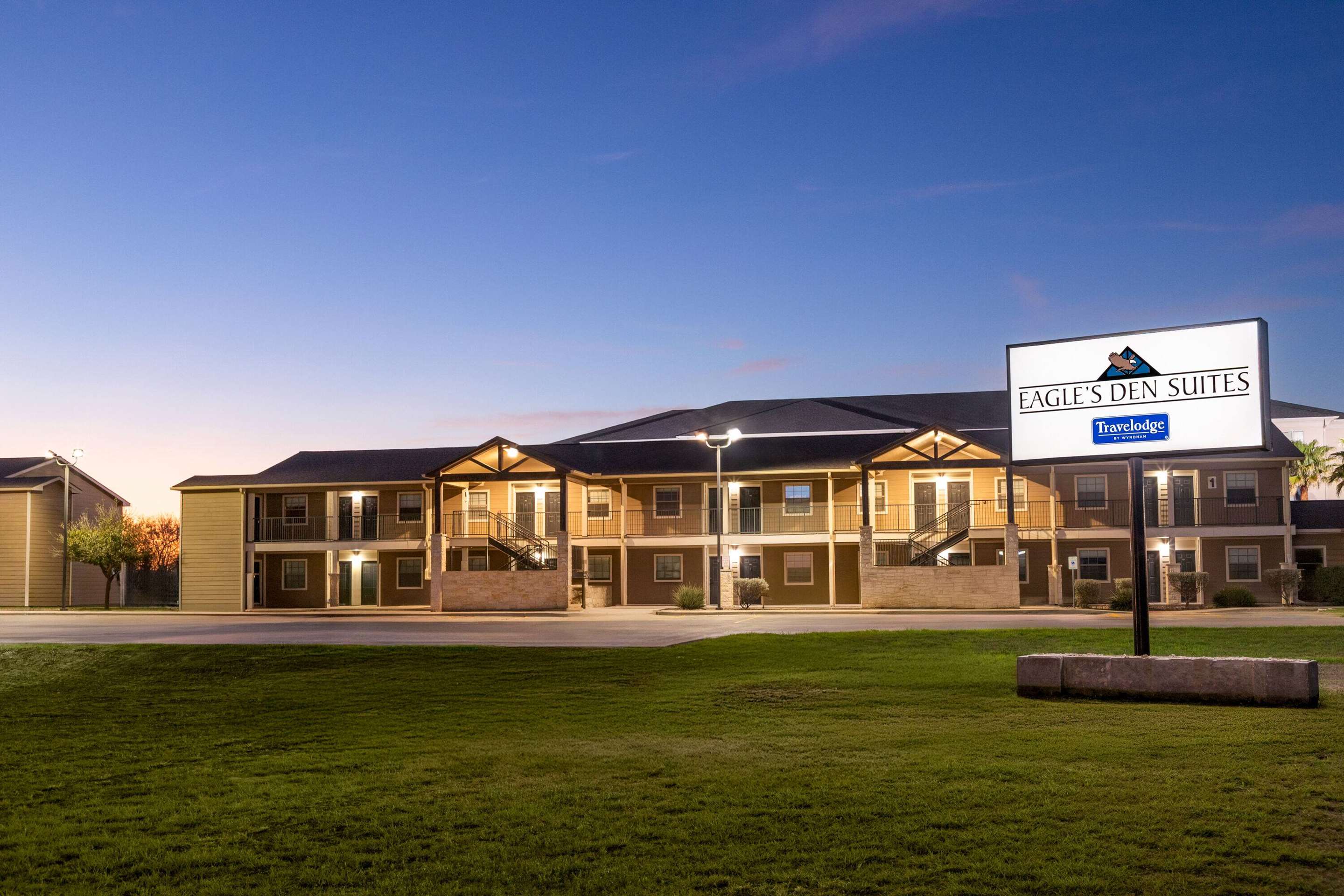 Exterior | Eagle's Den Suites Kenedy a Travelodge by Wyndham