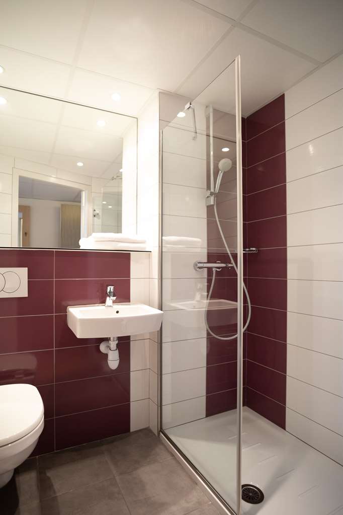 THE ORIGINALS ACCESS TENDANCE HOTEL-guestroom-Guest Room,Bathroom,On-Site.jpg