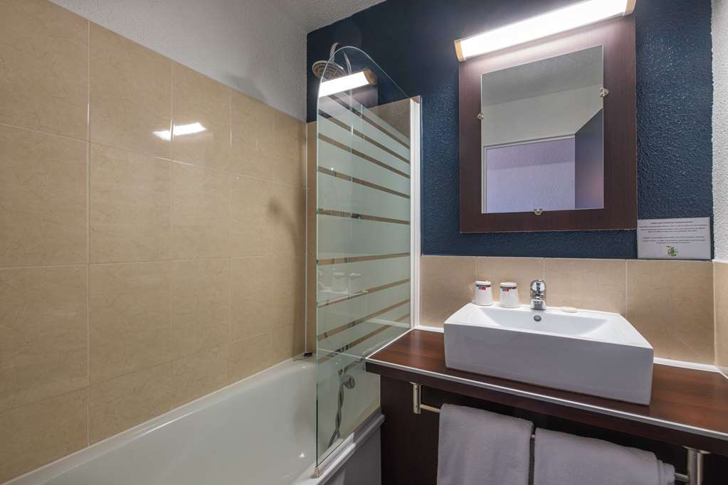 THE ORIGINALS CITY HOTEL ARIANE TOU-guestroom-Guest Room,Bathroom,On-Site.jpg