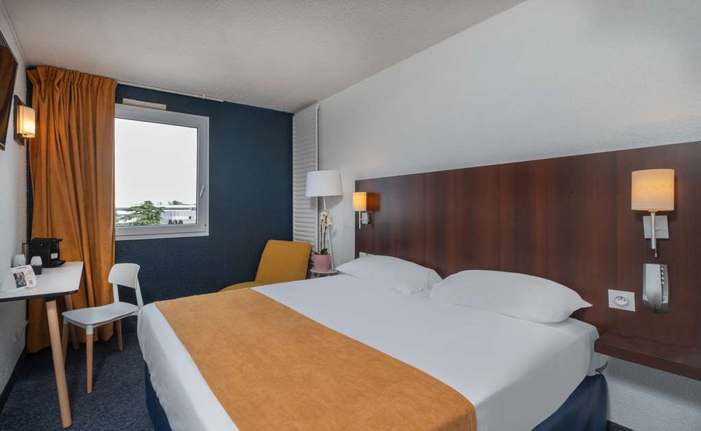 THE ORIGINALS CITY HOTEL ARIANE TOU-guestroom-Guest Room,On-Site.jpg
