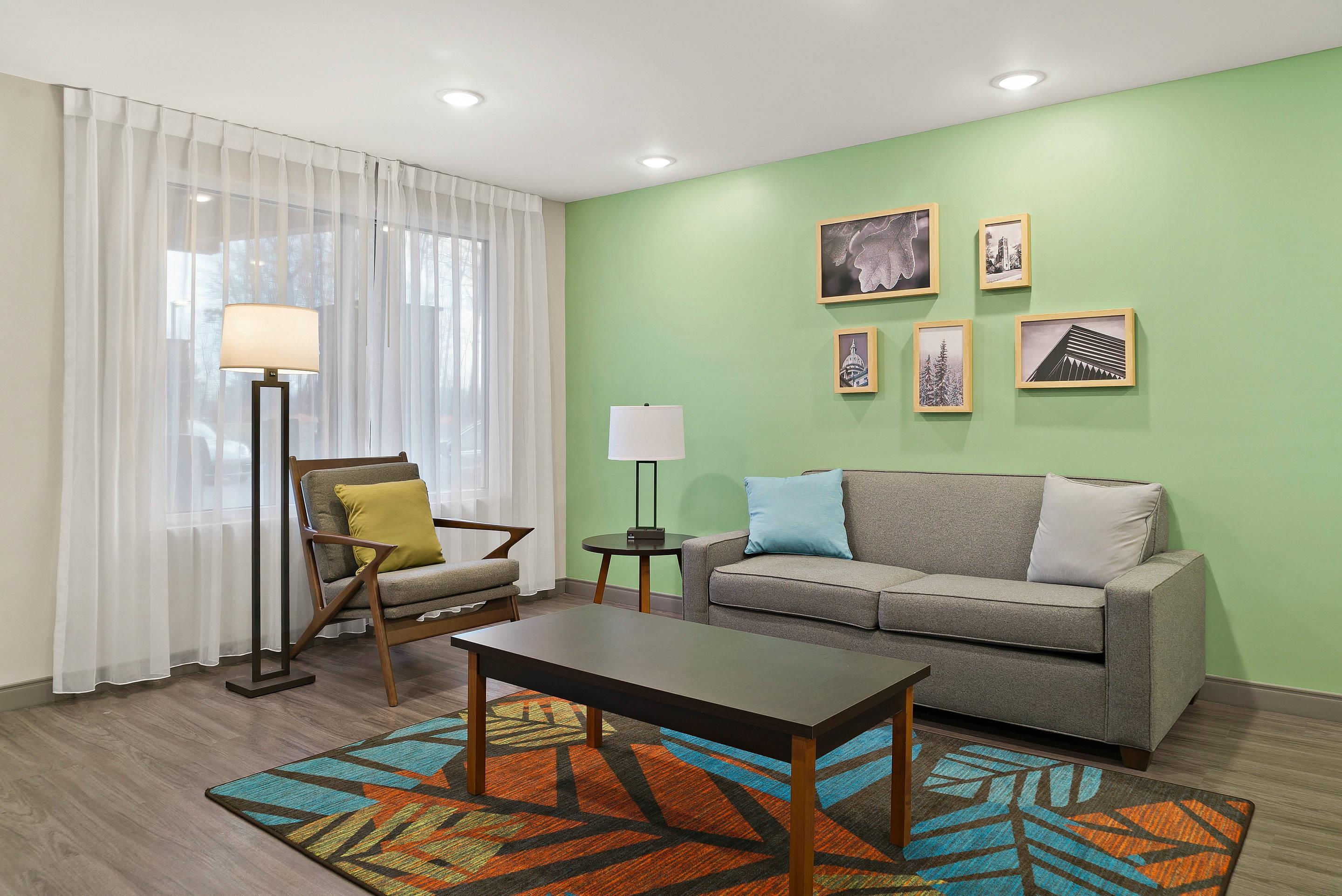 Lobby with sitting area | Woodspring Suites East Lansing - University Area