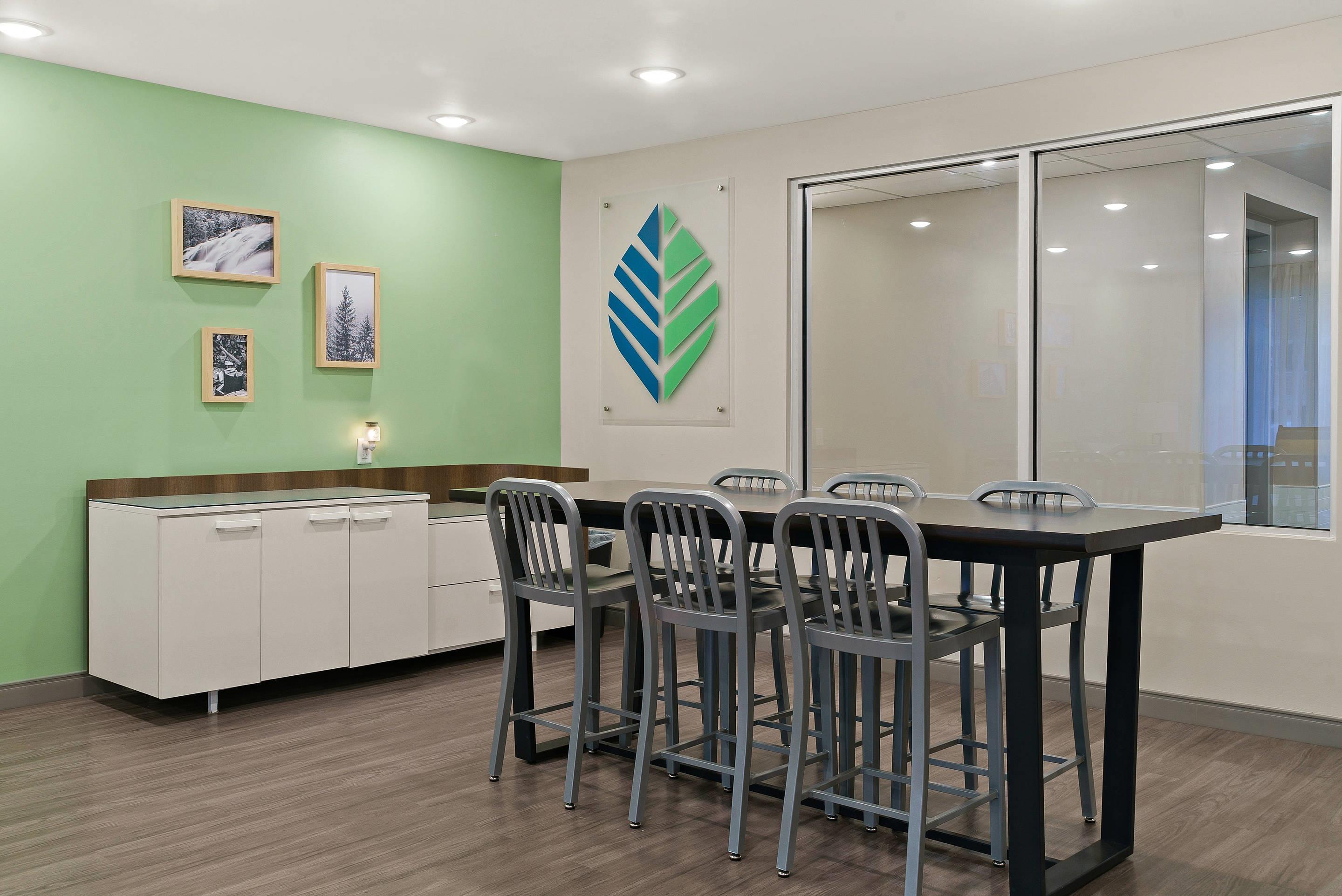 Hotel lobby | Woodspring Suites East Lansing - University Area
