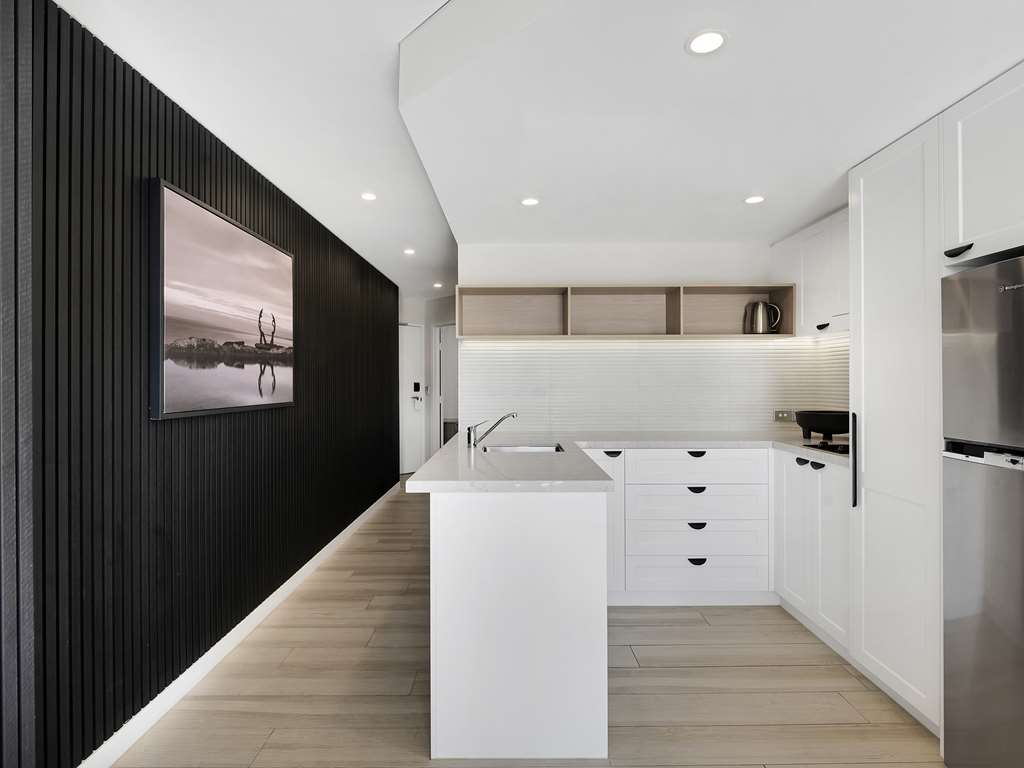 Peppers Manly Beach-guestroom-Guest Room,Bathroom,On-Site.jpg