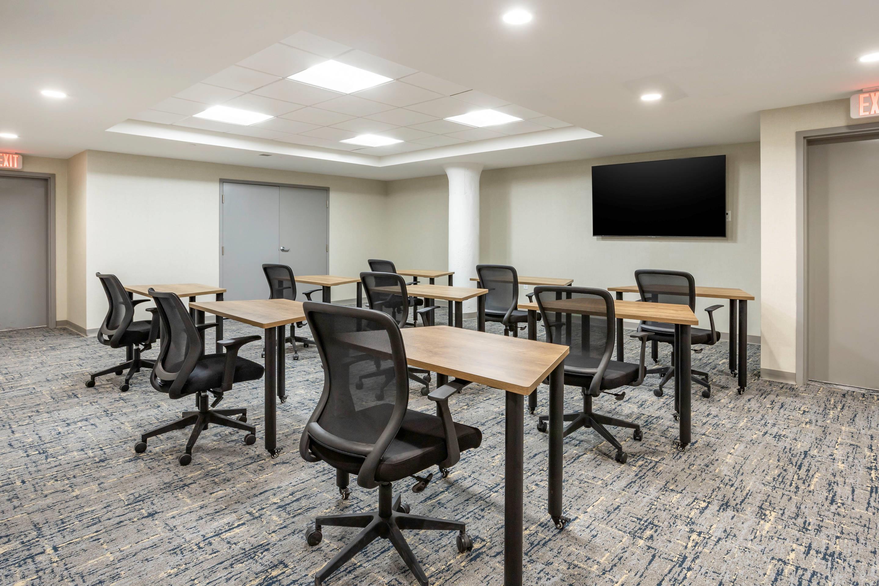 Meeting room | Comfort Inn & Suites Newark Liberty International Airport