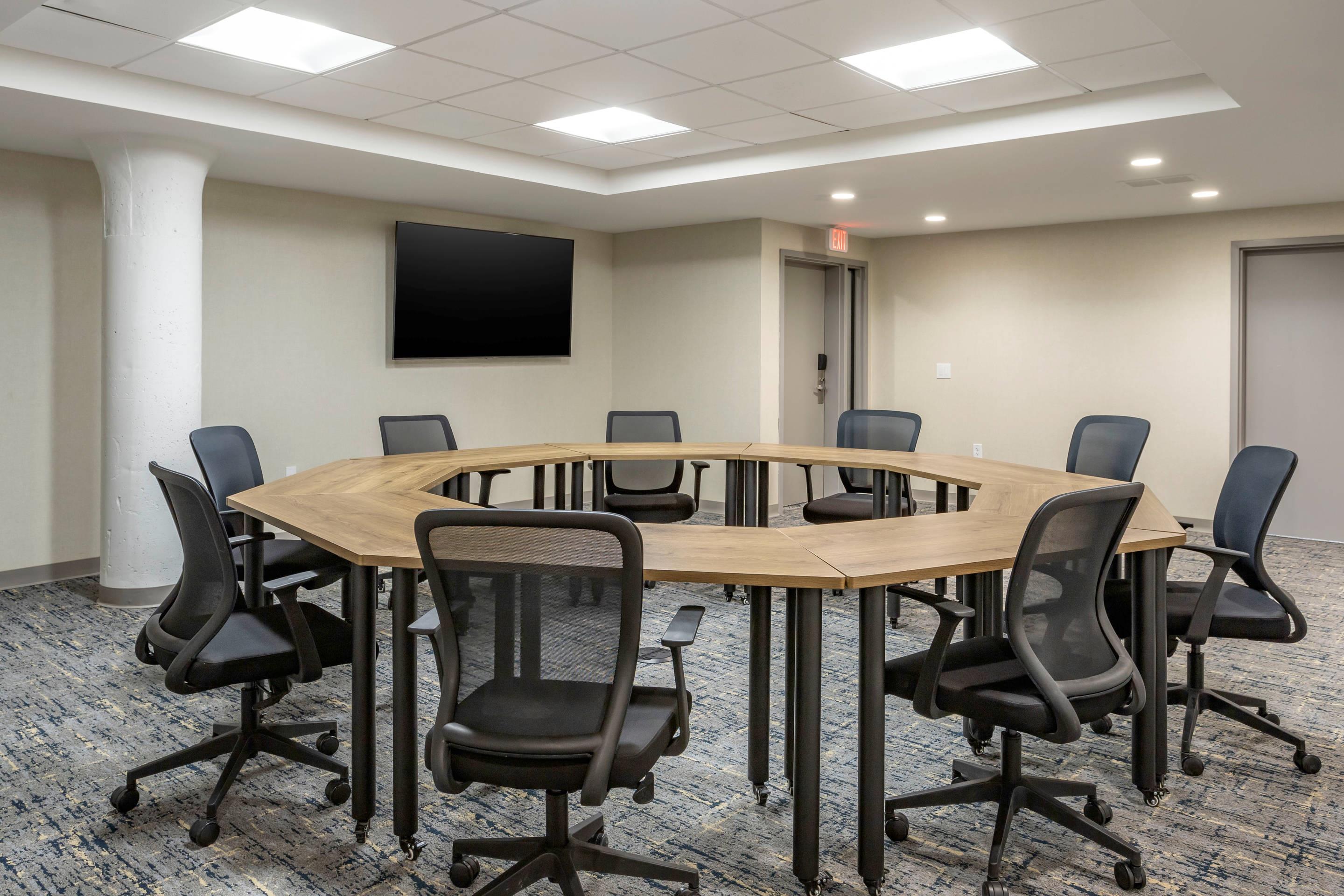 Meeting room | Comfort Inn & Suites Newark Liberty International Airport
