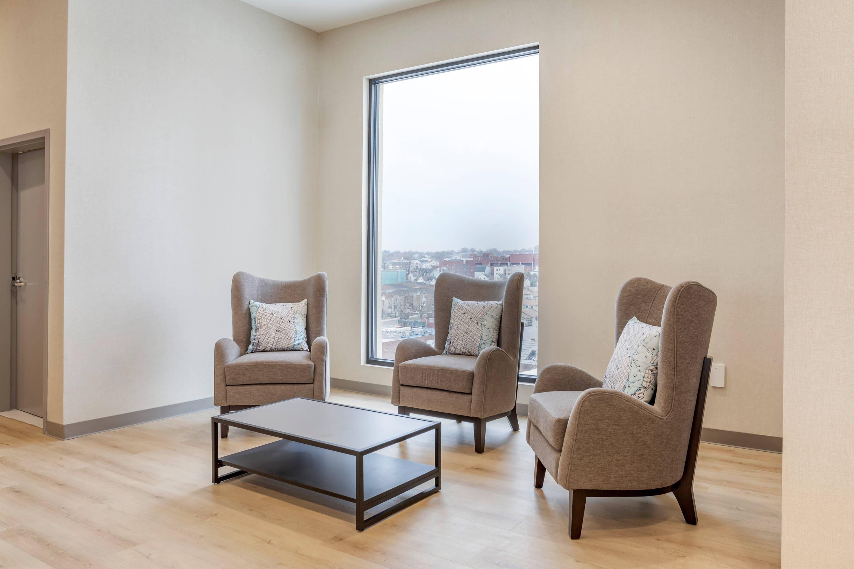 Hotel Lounge | Comfort Inn & Suites Newark Liberty International Airport