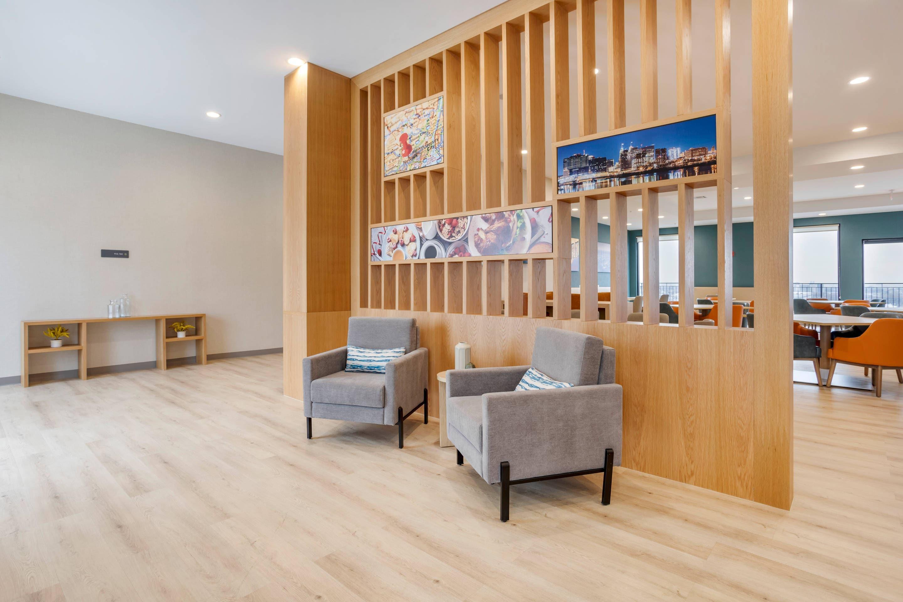 Hotel Lounge | Comfort Inn & Suites Newark Liberty International Airport