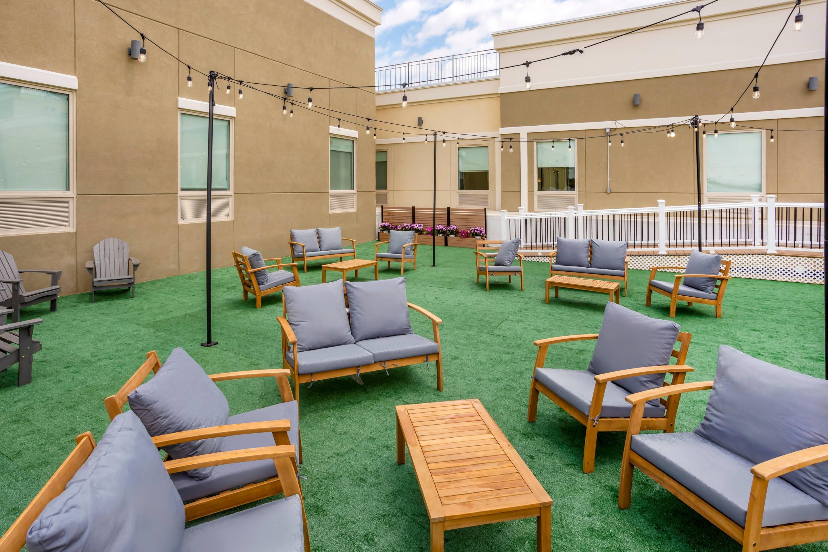Hotel patio | Comfort Inn & Suites Newark Liberty International Airport