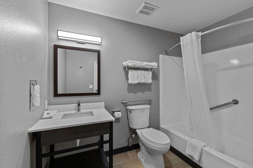 MOTEL 6 BRIGHTON CO DENVER NORTH-guestroom-Guest Room,Bathroom,Accessibility,On-Site.jpg