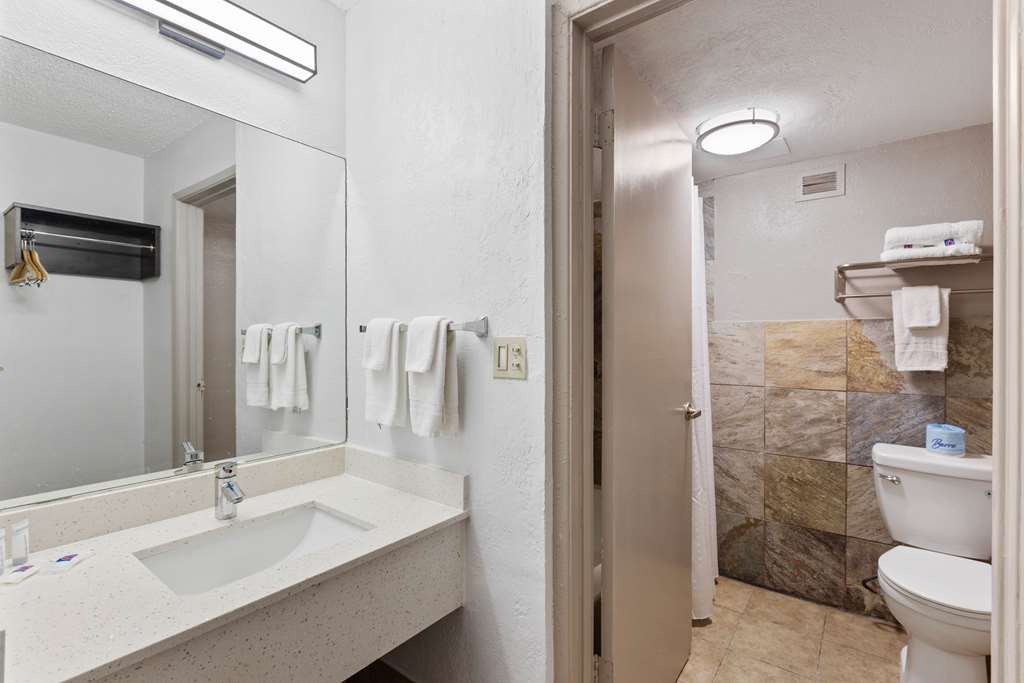 MOTEL 6 PECOS, TX-guestroom-Guest Room,Bathroom,On-Site.jpg