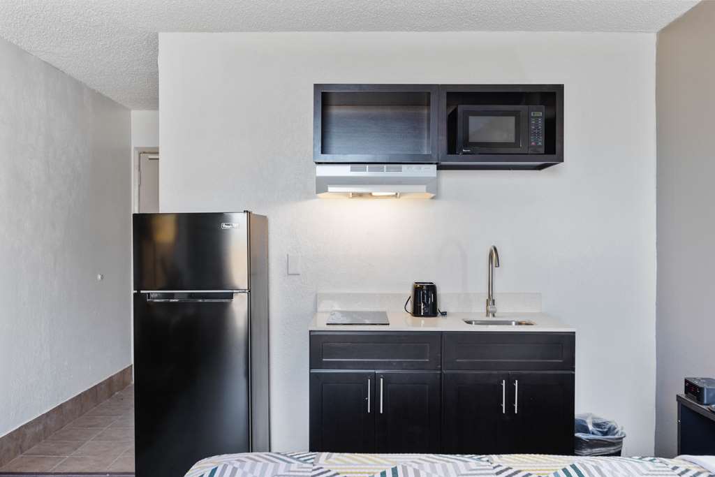 STUDIO 6 PECOS, TX-guestroom-Guest Room,Guest Room Amenity,Kitchen/Kitchenette,On-Site.jpg